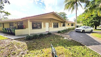 10390 NW 36th St in Coral Springs, FL - Building Photo