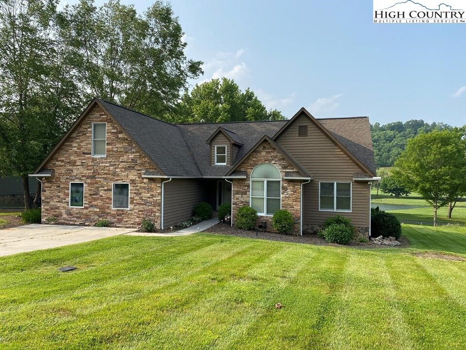 312 Glenwood Dr in Jefferson, NC - Foto de edificio