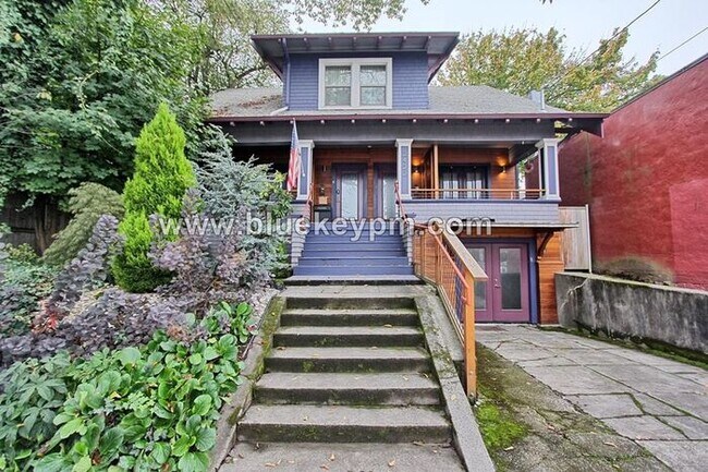 2422 NE Glisan St in Portland, OR - Building Photo - Building Photo