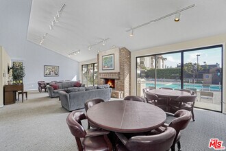 8515 Falmouth Ave in Los Angeles, CA - Foto de edificio - Building Photo