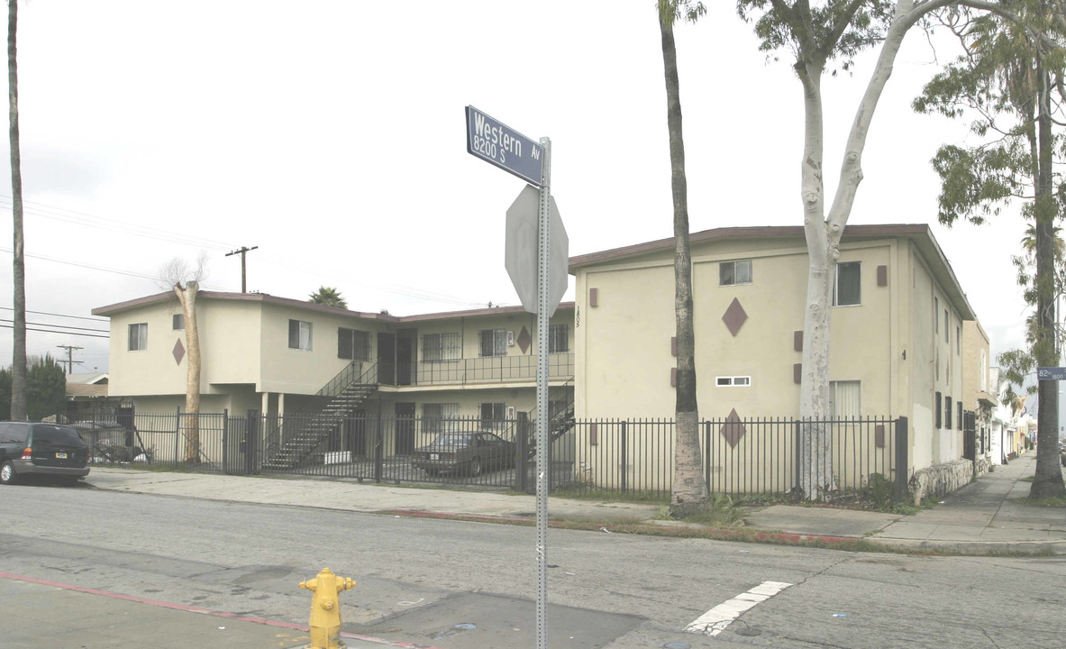 1805 W 82nd St in Los Angeles, CA - Foto de edificio