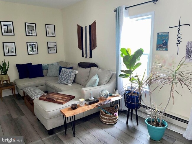 203 Moreau St in Morrisville, PA - Foto de edificio - Building Photo