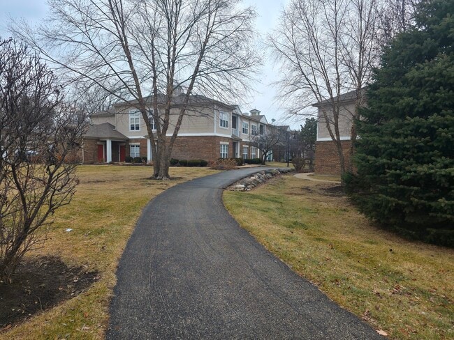104 Clubhouse Ln, Unit Clubhouse in Oswego, IL - Foto de edificio - Building Photo