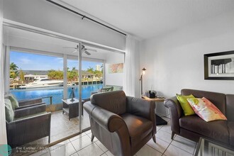 460 Paradise Isle Blvd in Hallandale Beach, FL - Building Photo - Building Photo