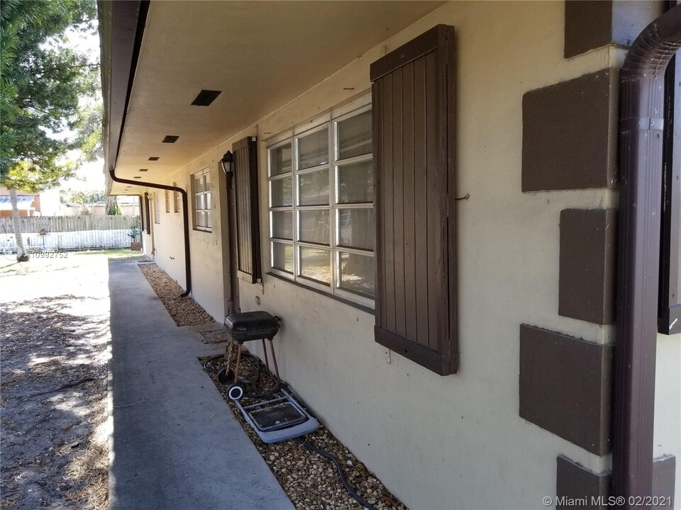 2220 Garfield St-Unit -front in Hollywood, FL - Building Photo