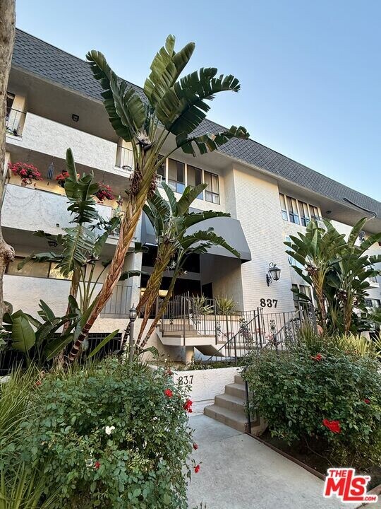 837 N W Knoll Dr in West Hollywood, CA - Building Photo