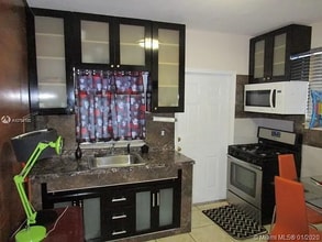 3191-319145 NW 45th St in Miami, FL - Building Photo - Building Photo