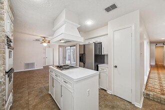 7806 Rollingbrook Dr in Houston, TX - Building Photo - Building Photo