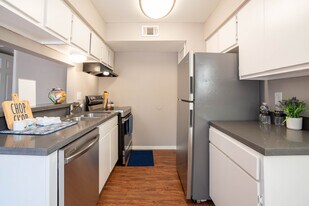 Lake Houston Pines in Houston, TX - Building Photo