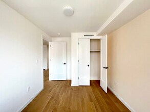 13222 41st Rd, Unit 2F in Flushing, NY - Foto de edificio - Building Photo