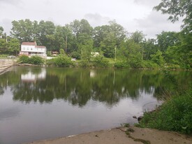 30 Umberto Ave, Unit River Creek Homestay- Unit A/1st Fl Apt in New Cumberland, PA - Foto de edificio - Building Photo