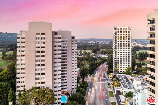 875 Comstock Ave in Los Angeles, CA - Building Photo - Building Photo