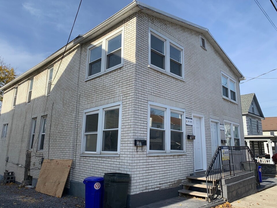 38 N Penn St in Shippensburg, PA - Building Photo