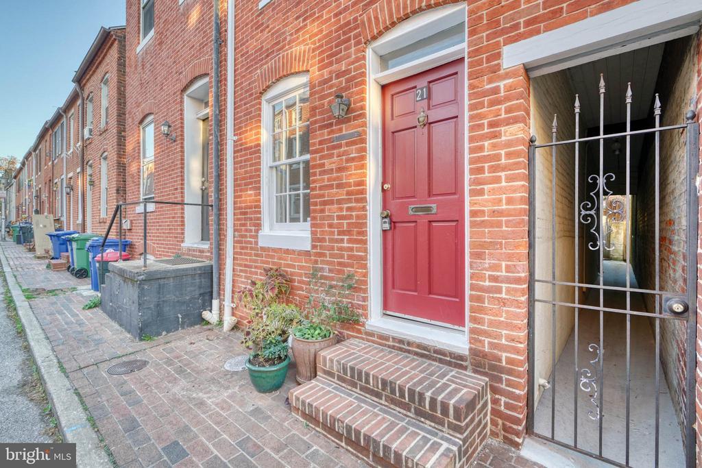 3 E Hamburg St in Baltimore, MD - Building Photo