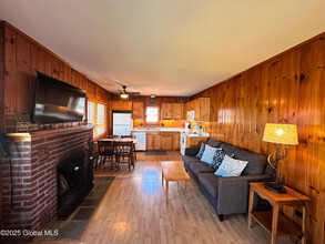 12 Seneca Dr in Queensbury, NY - Foto de edificio - Building Photo