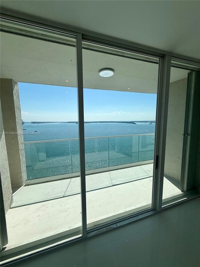 800 Claughton Island Dr in Miami, FL - Building Photo - Building Photo