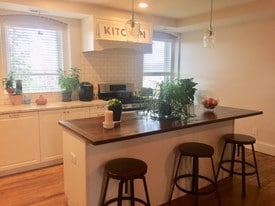 100 W 10th St in Dell Rapids, SD - Building Photo