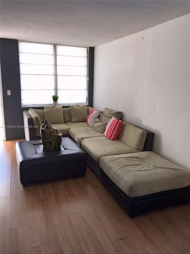 1732 Meridian Ave in Miami Beach, FL - Foto de edificio - Building Photo