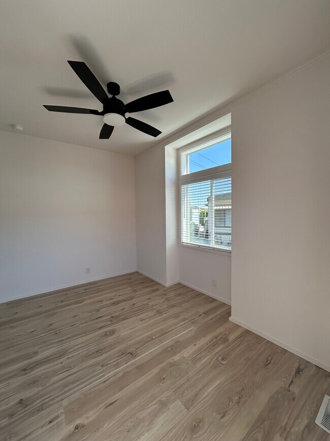 Garden West Estates (55+ Senior) in Gardena, CA - Foto de edificio - Building Photo