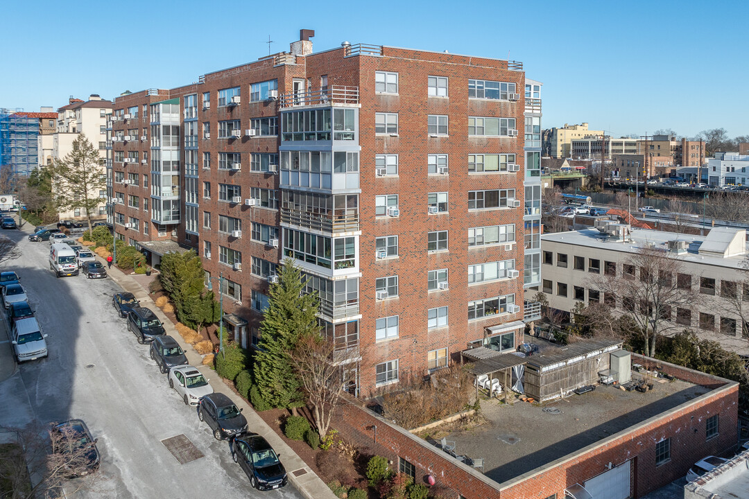 Larchmont Terrace in Larchmont, NY - Building Photo