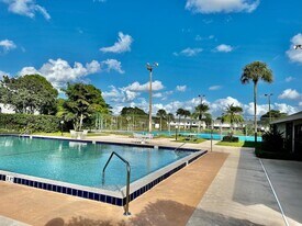 5704 Channel Dr in Greenacres, FL - Building Photo