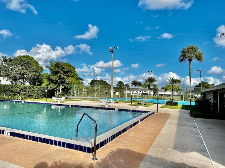 5704 Channel Dr in Greenacres, FL - Foto de edificio