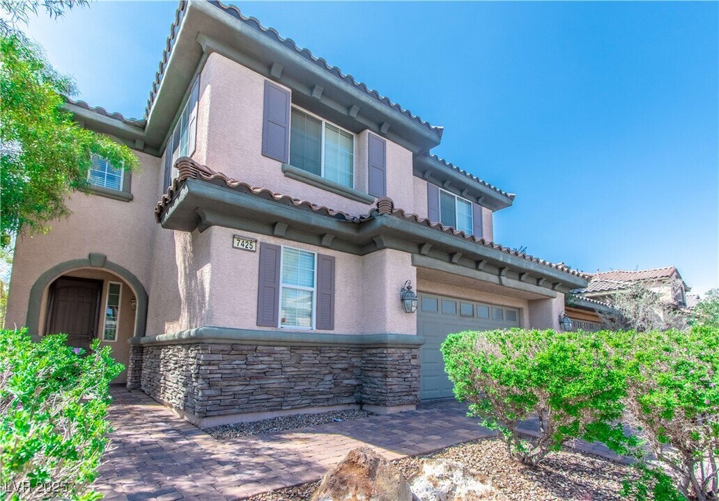 7425 Glorious Sun Dr in Las Vegas, NV - Building Photo