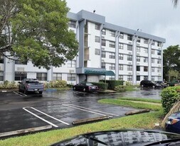 2501 Riverside Dr in Coral Springs, FL - Building Photo