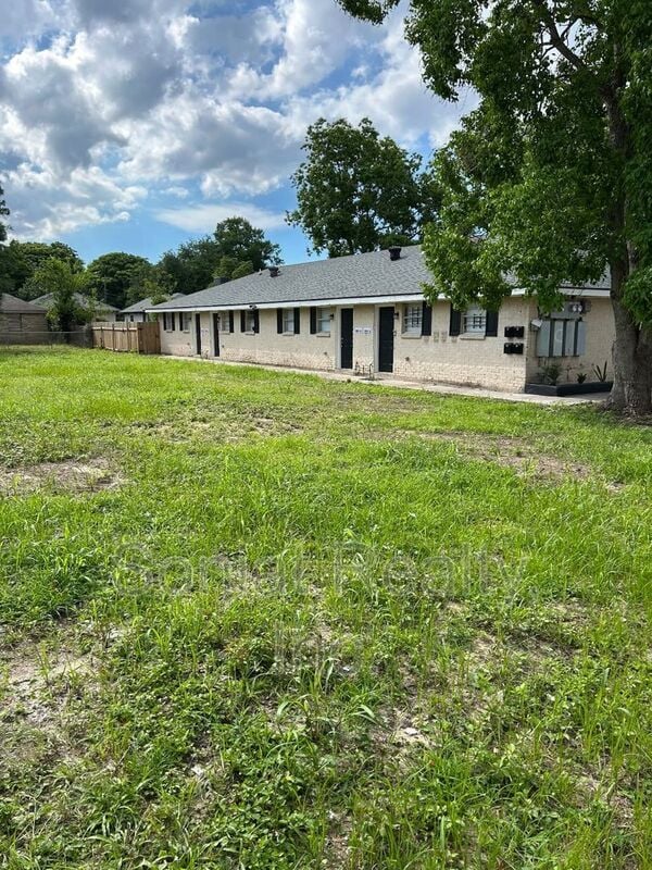 property at 924 Deslonde St