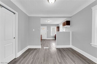 18810 Arrowhead Ave in Cleveland, OH - Building Photo - Building Photo