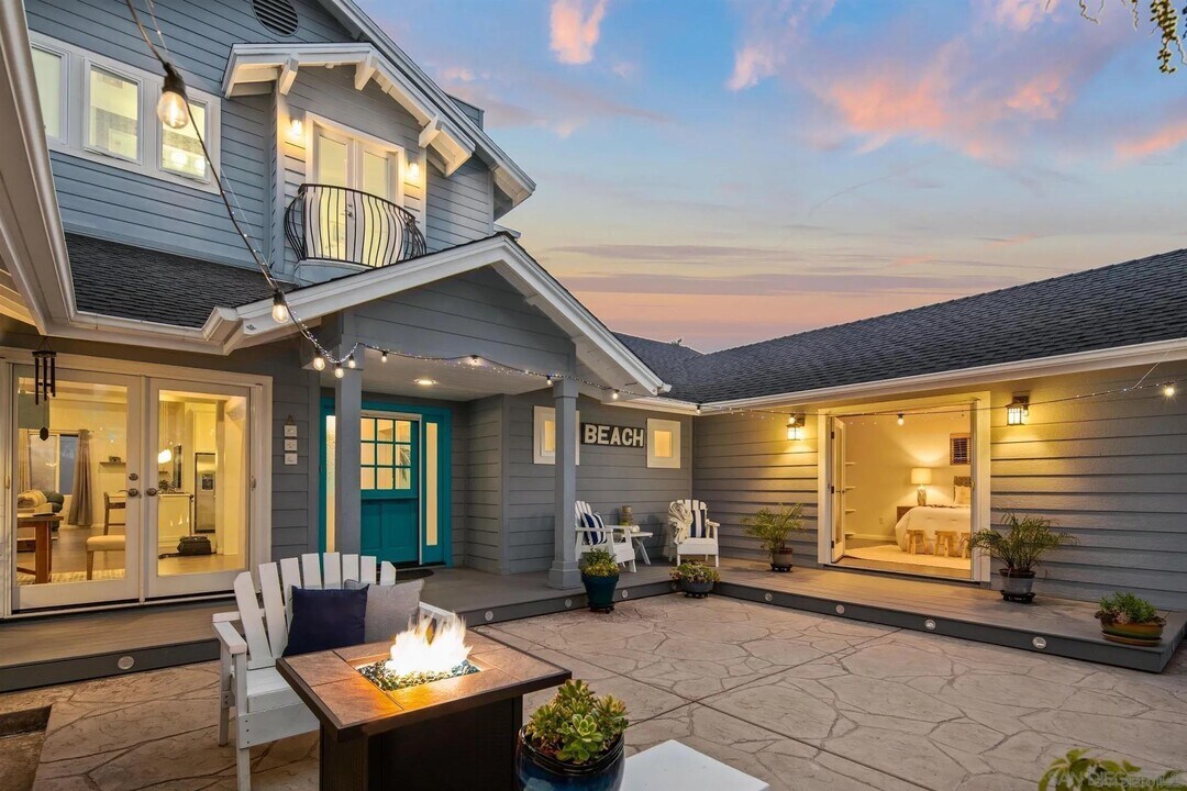 1050 Coronado Ave in Coronado, CA - Building Photo