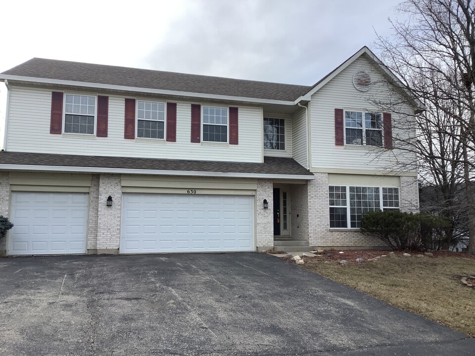 630 Regal Ln in Algonquin, IL - Foto de edificio