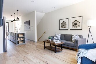315 NE Burwood Mews in Bentonville, AR - Foto de edificio - Building Photo