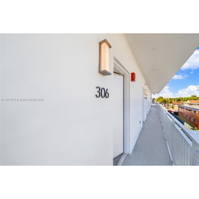 1536 NW 15th Ave in Miami, FL - Foto de edificio - Building Photo
