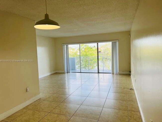 9359 Fontainebleau Blvd in Miami, FL - Foto de edificio - Building Photo