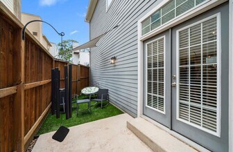 2111 Beall St in Houston, TX - Building Photo - Building Photo