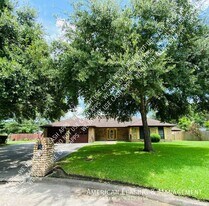 20 Pinewood Cir in Orange, TX - Building Photo