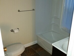 6 Gaugh St in Easthampton, MA - Building Photo - Building Photo