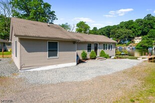 18 W River Styx Rd in Hopatcong, NJ - Building Photo