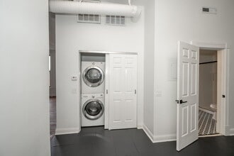 1126 Walnut St, Unit 2B in Cincinnati, OH - Foto de edificio - Building Photo