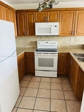 8075 NW 7th St in Miami, FL - Building Photo - Building Photo