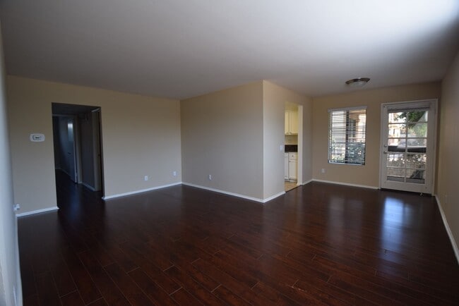 12352 Burbank Blvd, Unit 108 in Los Angeles, CA - Foto de edificio - Building Photo