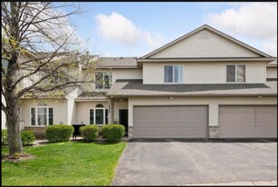 1236 Crystal Pl E in Chaska, MN - Building Photo