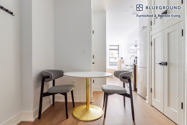 307 W 39th St in New York, NY - Foto de edificio - Building Photo