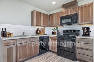 513 Whitefish Ln in Pasco, WA - Building Photo