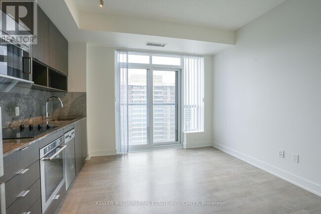 7-3107 Mabelle Ave in Toronto, ON - Building Photo - Building Photo