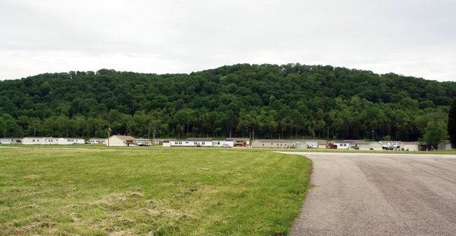 168 Camelot Dr in Red House, WV - Foto de edificio - Building Photo