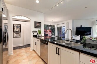 5037 Rosewood Ave in Los Angeles, CA - Building Photo - Building Photo
