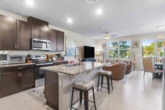 4062 Hot Springs Ave in Palm Springs, FL - Foto de edificio - Building Photo