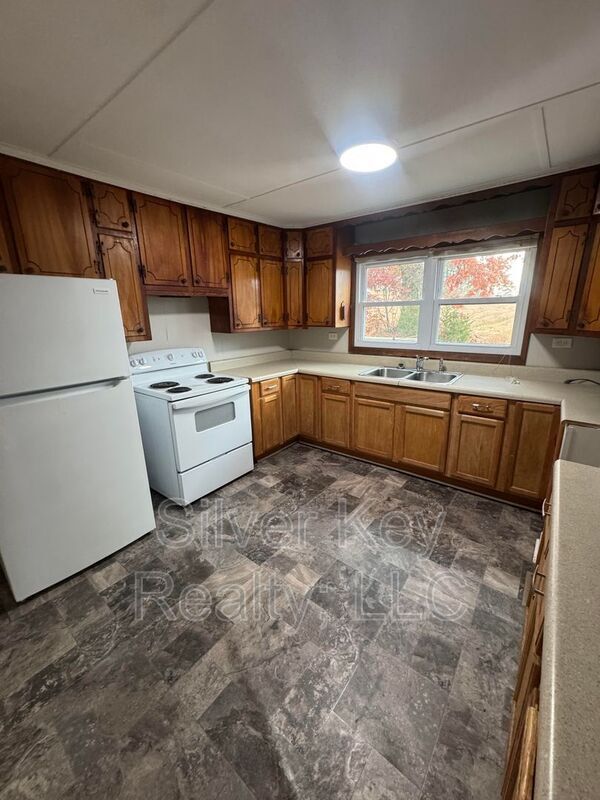 703 Old Riceville Rd in Athens, TN - Building Photo - Building Photo